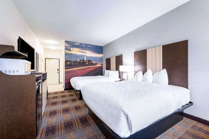 2 Queen Beds Accessible (21 of 22)