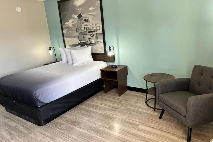 1 Queen Bed (9 of 14)