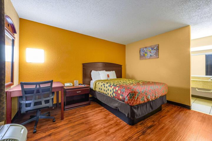 1 Queen Bed (4 of 10)