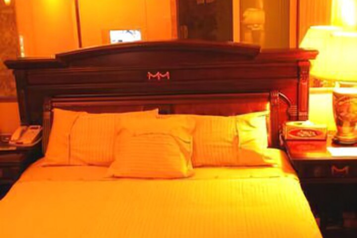 Room 4 of 8
