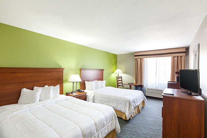 2 Queen Beds (1 of 5)