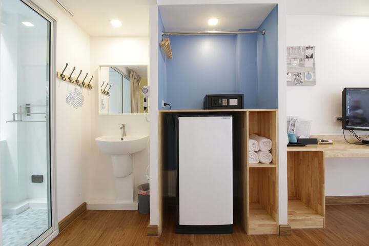 Room 9 of 28