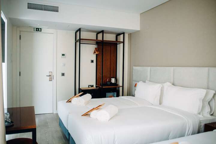 Room 5 of 164