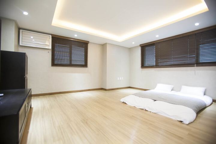 Room 10 of 119