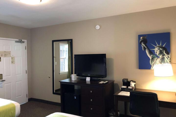 2 Double Beds Work Desk Refrigerator WiFi Full Breakfast (5 of 8)
