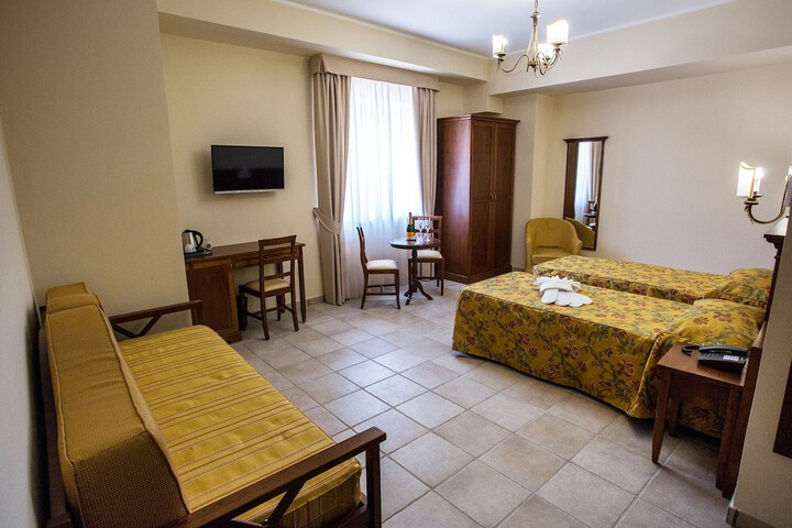 Room 17 of 27
