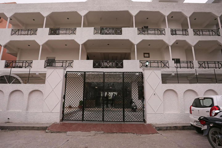 OYO 15643 Laxmi Sadan Residency