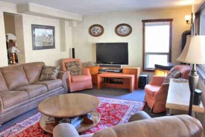 Lounge 18 of 68