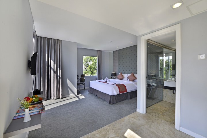 Room 12 of 48