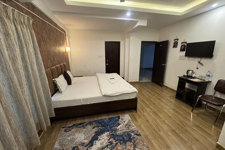 Room 18 of 33