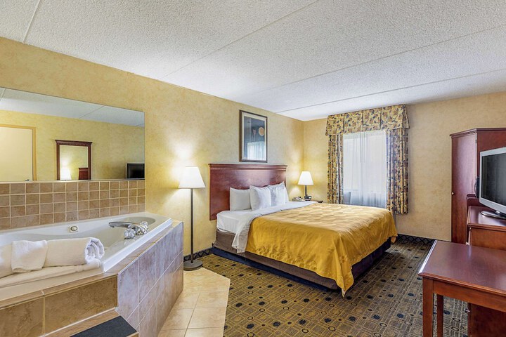 1 King Bed (2 of 18)