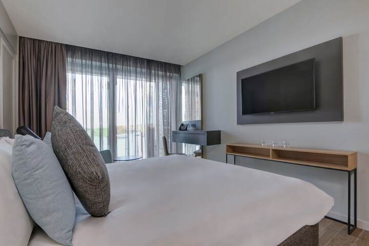 Room 10 of 33
