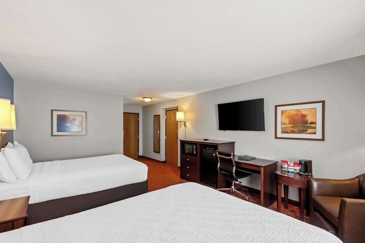 1 Queen Bed (5 of 10)