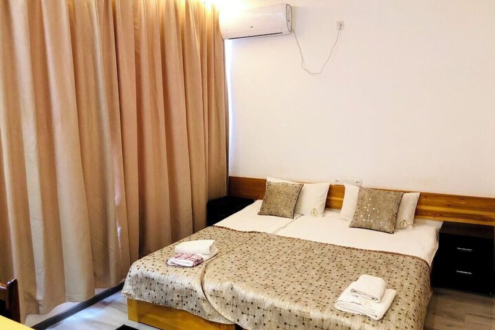 Room 4 of 16