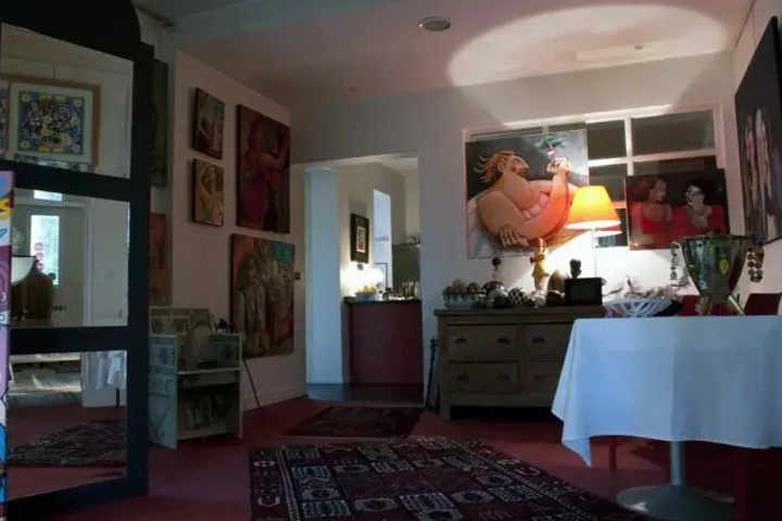 Room 10 of 16