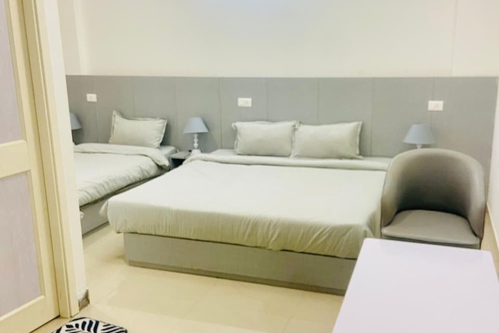 Room 6 of 14