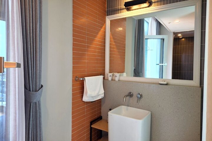 Room 145 of 219