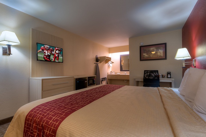 Deluxe King Bed (3 of 13)