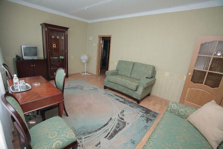Room 2 of 10