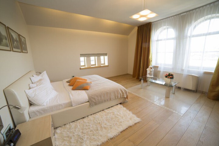 Room 11 of 36