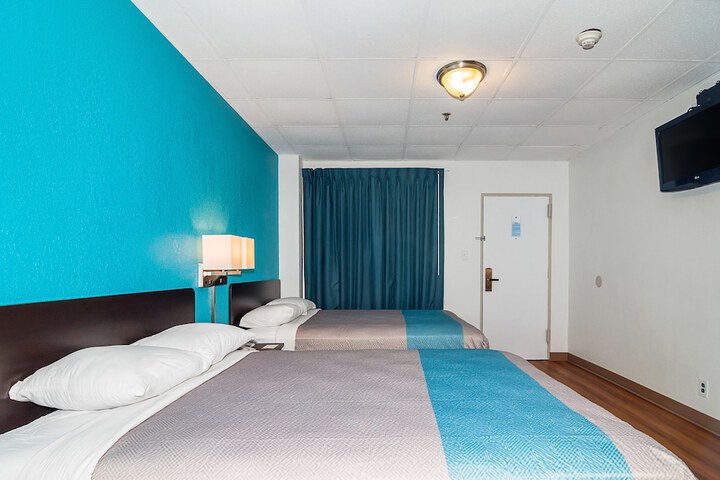 1 King Bed (2 of 18)