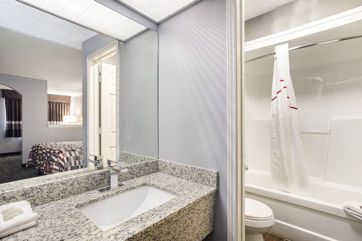 ADA Accessible Deluxe King (16 of 19)