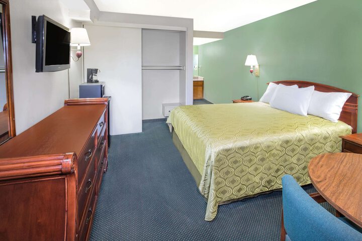 1 Queen Bed (6 of 10)