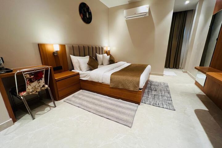 Room 10 of 20