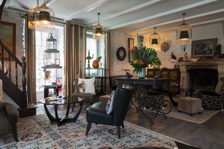 Lobby lounge
