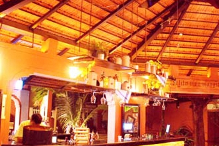 Lounge 4 of 8