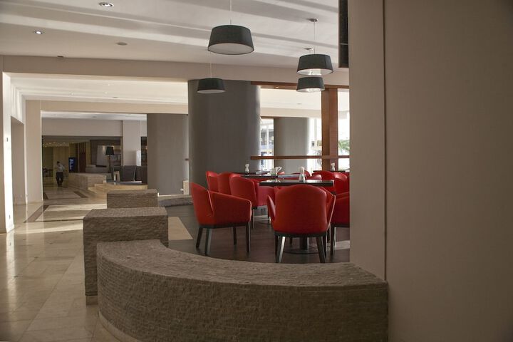 Lounge 87 of 124