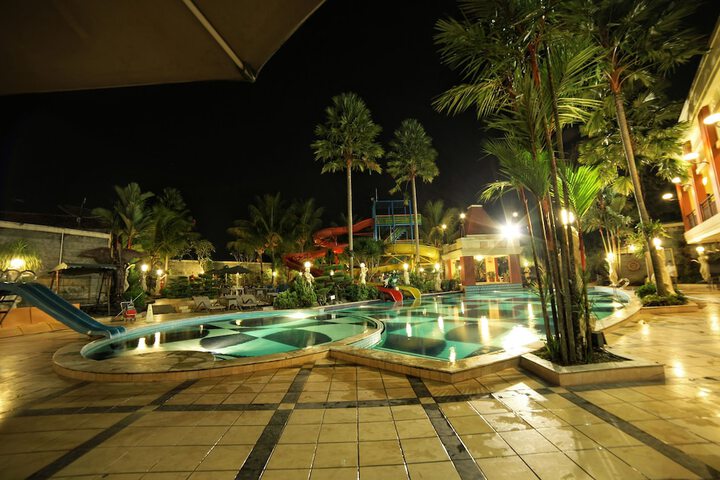 Hotel Pool