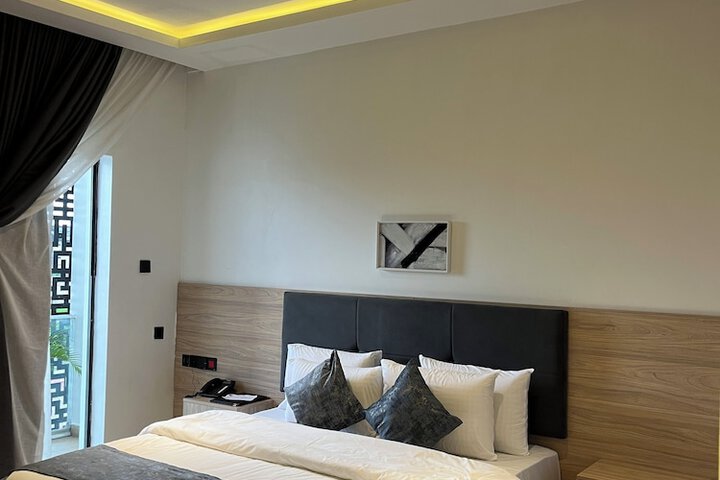 Room 6 of 48