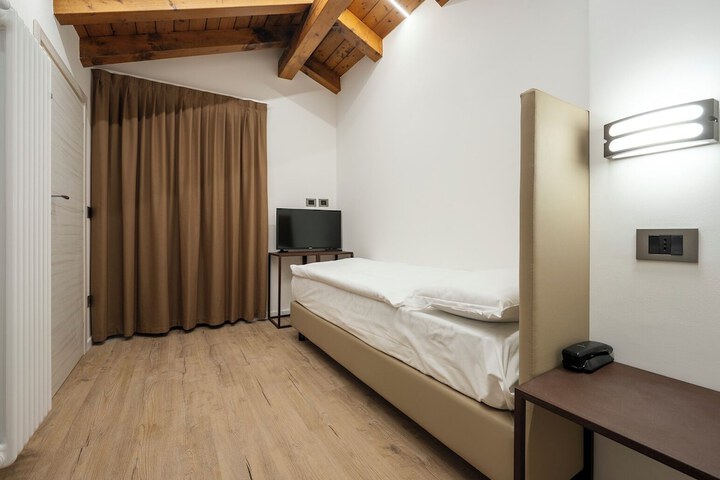 Room 15 of 38