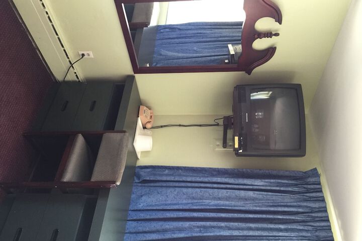 Room 6 of 16