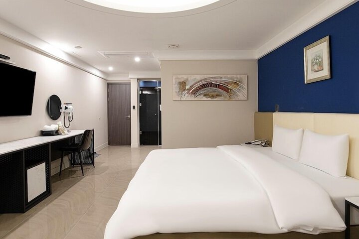 Room 9 of 90