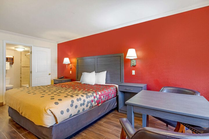1 King Bed (2 of 10)