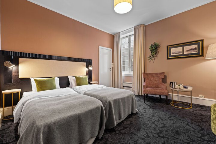 Room 12 of 76