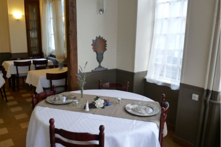 Dining 9 of 12