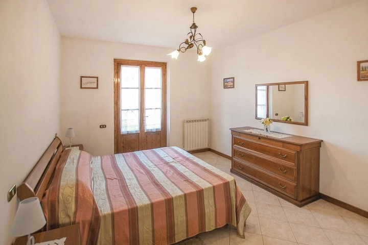 Room 5 of 18