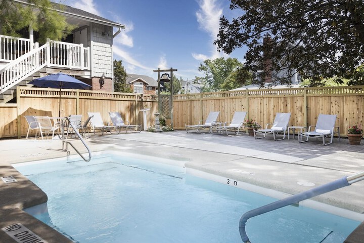 Pool 128 of 194