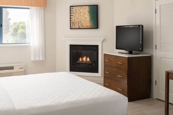 1 King Bed Microwave and Refrigerator Sofa WiFi Full Breakfast (26 of 26)