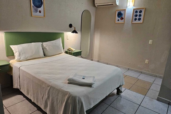 Room 9 of 32