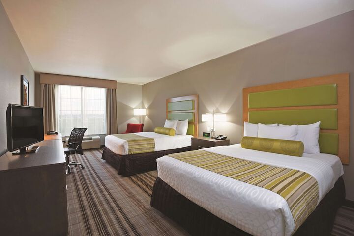 2 Queen Beds (5 of 15)