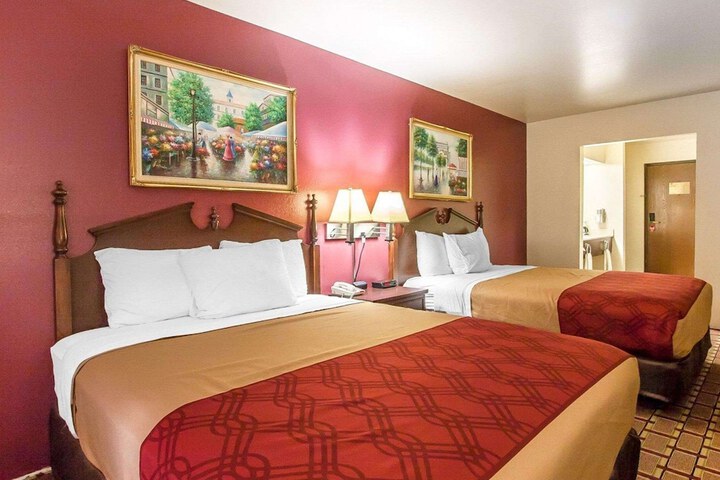 1 Queen Bed (2 of 11)