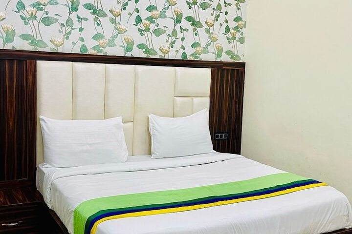 Room 5 of 9