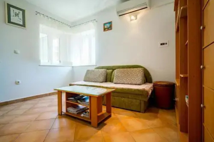 Room 9 of 13