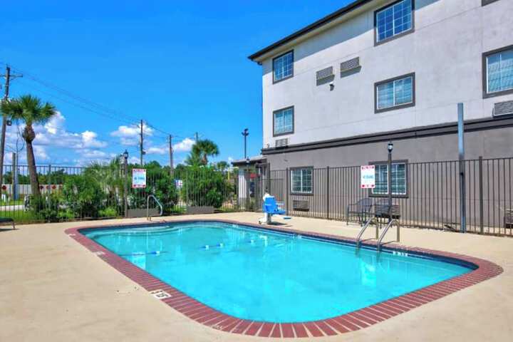 Hotel Pool