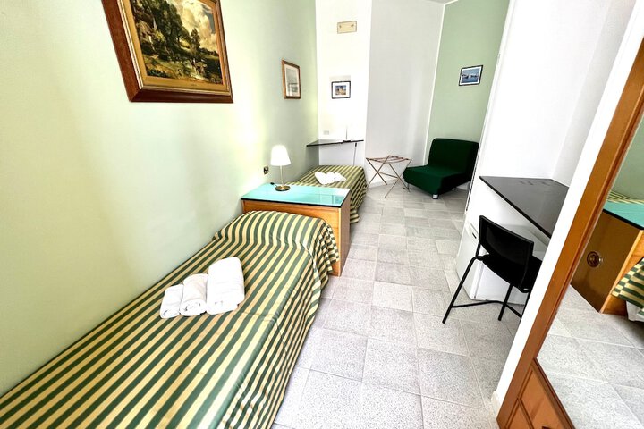 Room 9 of 32