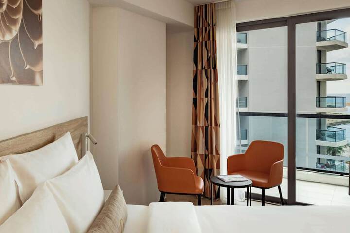 Room 43 of 177